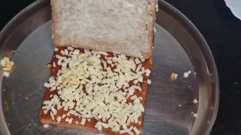 How to make cheese loaded pizza sandwich at home #himachalicooking #pizzasandwich #cheeseburst
