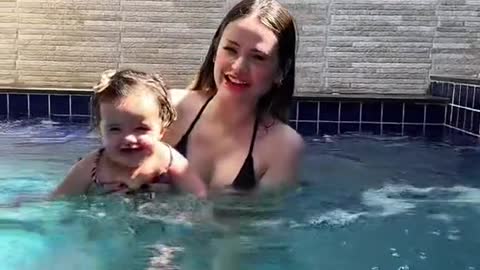 Primeira vez da nossa Melissa na piscina!