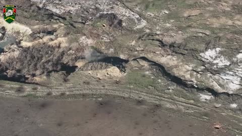 Ukrainian Paratroopers Take Out Russian Positions Near Bakhmut With Artillery Before Storming Them