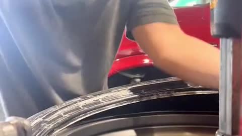 The mechanic skillfully installs tires to repair the car