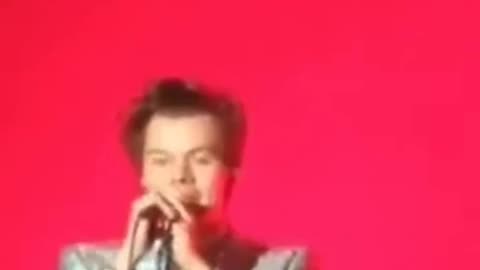 Harry Styles sings Taylor Swift song during his concert!