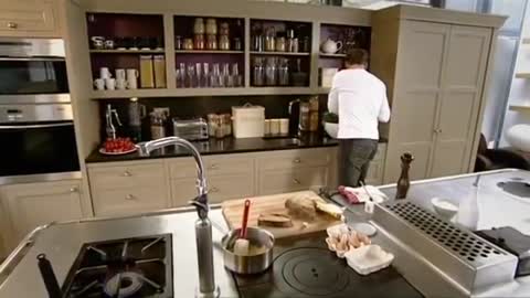 Gordon Ramsey cooking scrambled eggs