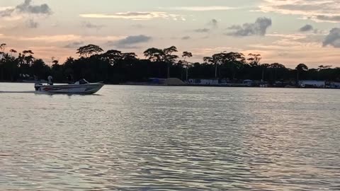 The feeling of sitting on the bank of the river in the evening and watching the river is different.