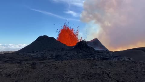 Lava spurts from Mauna Loa's northeast rift zone as flows approach major highway