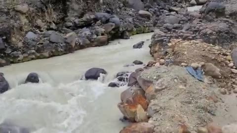 Río en Tolima se ve de color gris por caída de ceniza del volcán Nevado del Ruiz