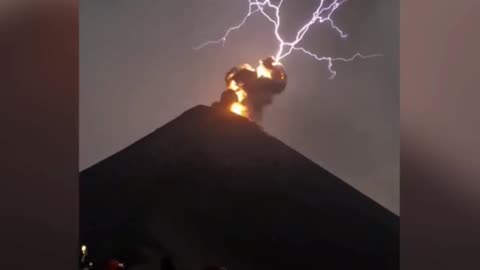 Lightning strike hit erupting volcano | Guatemala HQ