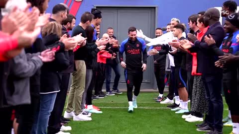 Messi given guard of honor on return to PSG