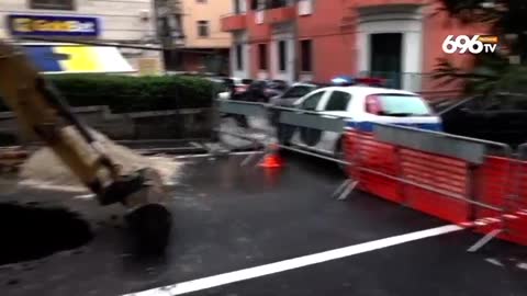 Maltempo a Salerno, voragini e alberi caduti.Ad ogni strada la sua voragine:le "Città bucate italiane".sono così le strade in Italia passando la dogana di Brogeda dal confine svizzero fino al Sud Italia giusto??