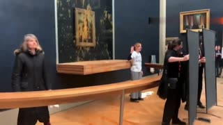 🚨BREAKING: A climate activist poured soup on a Mona Lisa painting at the Louvre Museum in Paris