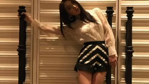 Kang Ji Young Flaunts Her Slender Legs!