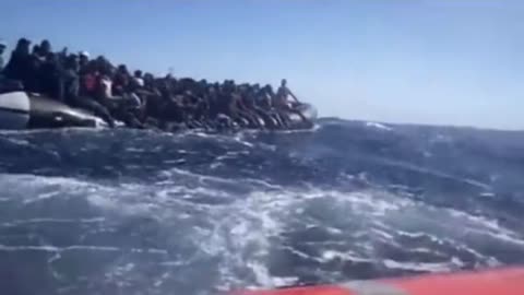 Illegal departures from Libya and Tunisia +600%: 30 boats invade Italy every day!