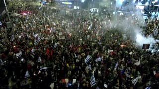 Anti-government protesters, police scuffle at Tel Aviv rally