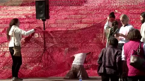 Activists knit Mexico City's Angel in red