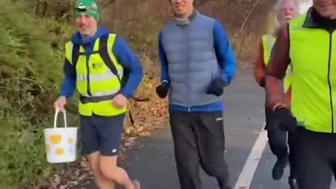 Vernon Kay arrives in Manchester on final leg of Ultramarathon