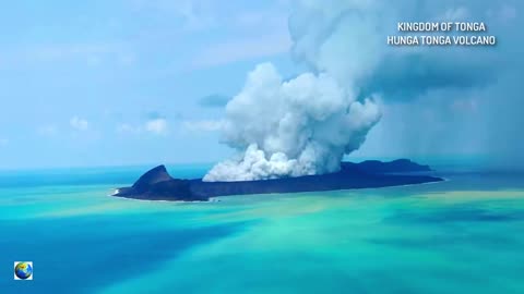 Moment of the explosion of Hunga Tonga volcano through the eyes of local residents