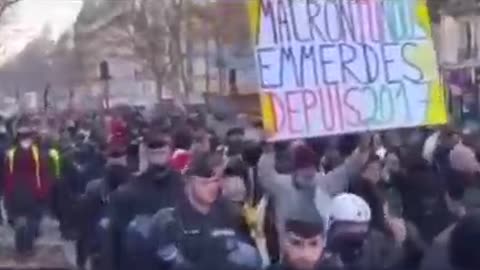 Police w/ the Nation, France Against covid madness.