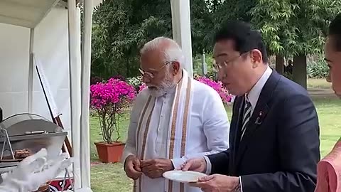 India's PM Modi nd Japan's PM have Indian Street Food #Golgappa