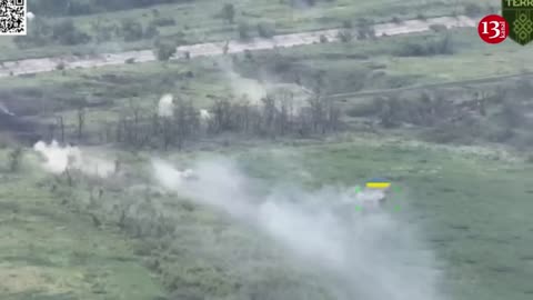 Drone captures Ukrainian fighters’ attack on Russia trench equipment combat