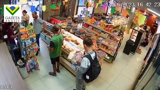 Carro invade padaria e quase atinge pessoas em Minas Gerais