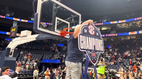 Bruce Pearl cuts down the nets after winning SEC Tournament