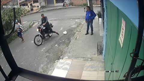 Bandidos armados levam motocicleta de vendedor de biscoitos em Manaus