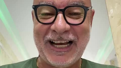 Em vídeo, Queiroz ironiza deputado: 'Olha a rachadona do Janones'