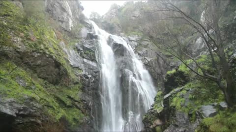 A Large Rock Waterfall 🙈