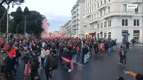 Manifestazione Cobas USB trasmessa da RT e non dai media italioti