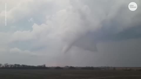 Tornadoes tear across Iowa as severe weather strikes the Midwest | USA TODAY