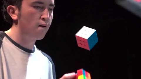 Fastest time to solve three Rubik's cubes whilst juggling 😱👌| Guinness world record