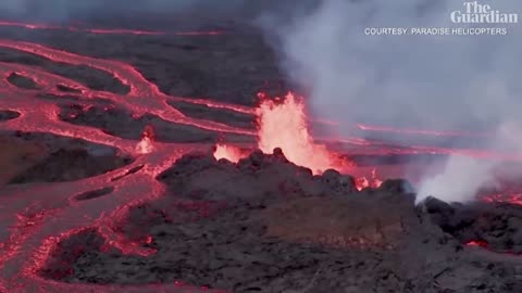 Hawaii volcano_ aerial footage shows Mauna Loa spewing lava