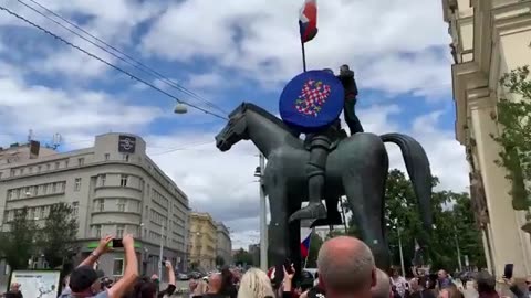 CZESCY AKTYWIŚCI ŚCIĄGAJĄ Z POMNIKA OBCĄ FLAGĘ I WIESZAJĄ SWOJĄ