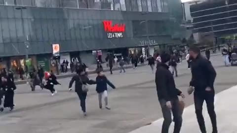 Man jumped to his death inside Les quatre temps in La Défense cause loud noise that triggered panic