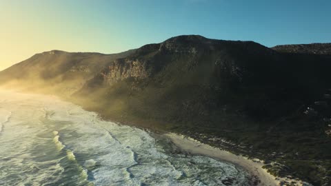 The view of the mountains with the beach is very suitable for windsurfing