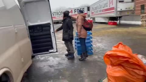 Polish Women Bring Food to the Canadian Truckers