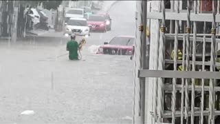 Carro atrapado en una inundación en San Pedro