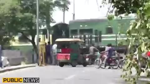 Zaman Parak Main Pti Karkuno Ne Police ki gari ko aag laga di | Public News | Breaking News
