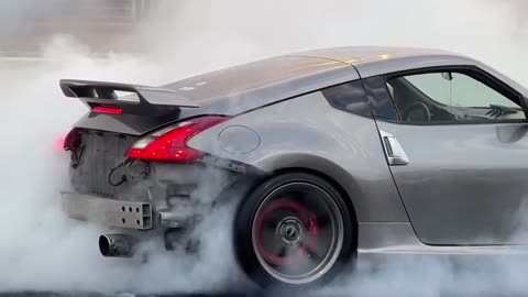 Nissan 350Z does insane burnout