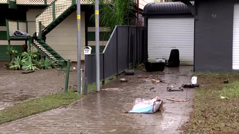 Thousands flee Sydney homes as floods worsen