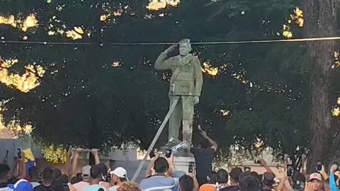 Venezuelans Topple Chavez Statue