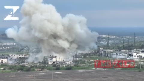 TOS-1A "Solntepek" works on the same industrial zone of Belogorovka in the LNR.