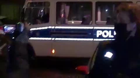 Tysk politi slår anholdt kvinde flere gange inde i politi bus