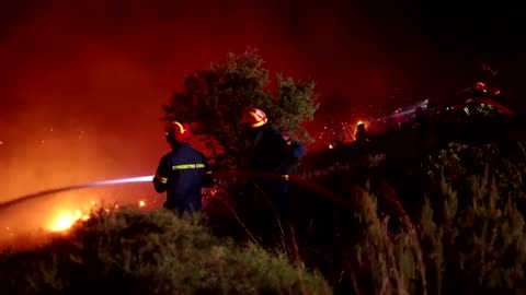 Greek firefighters battle to keep wildfire from villages.mp4