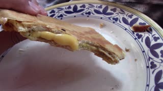 How to Make a Garlic Cheese Sandwich