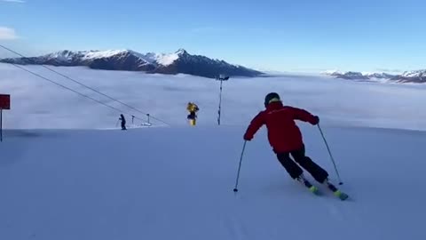 Skiing above the clouds in Queenstown New Zealand 🇳🇿 with Luis Parker ❄️