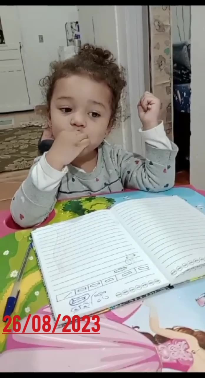 Laura Está Aprendendo A Desenhar Logo Cedo