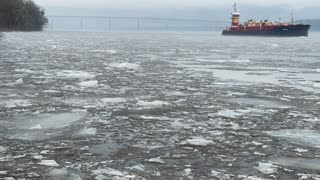 Timelapse Southbound Barge on Hudson River