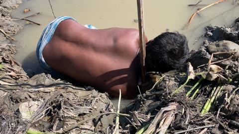 Catching fish from holes in the ground The plight of two hunters to catch Kuchia