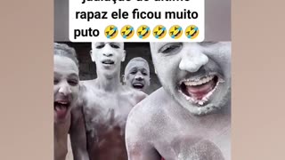 Brincadeira da Garrafa com travesseiro de farinha - PRANK