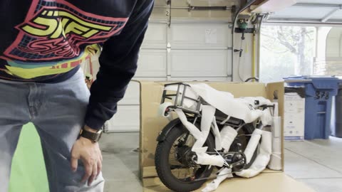 Unboxing and assembly of the Amazon Caferacer SMRLO E5 dual motor an e-bike from Amazon!